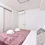 Apartmán Garden Retreat - Free Parking & Cozy Yard *