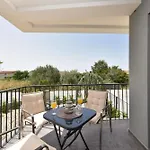 Apartmán Garden Retreat - Free Parking & Cozy Yard