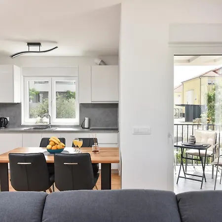 Garden Retreat - Free Parking & Cozy Yard