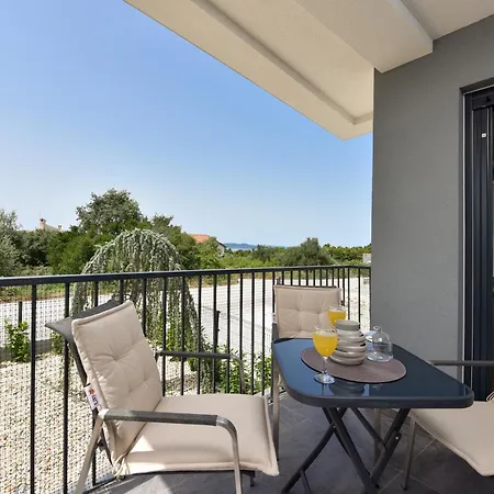 Apartmán Garden Retreat - Free Parking & Cozy Yard *