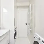 Apartman Garden Retreat - Free Parking & Cozy Yard