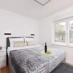 Garden Retreat - Free Parking & Cozy Yard Apartman
