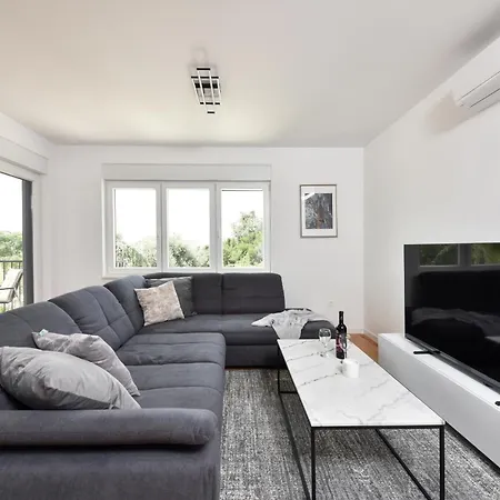 Garden Retreat - Free Parking & Cozy Yard Apartman Zadar