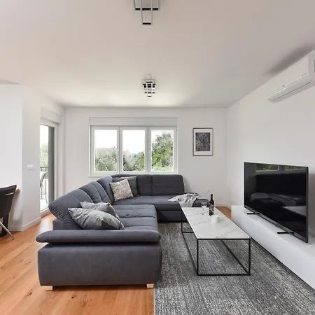 Garden Retreat - Free Parking & Cozy Yard Apartman
