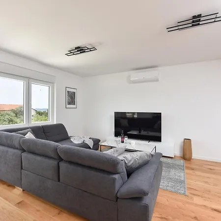 Garden Retreat - Free Parking & Cozy Yard Apartman Zadar
