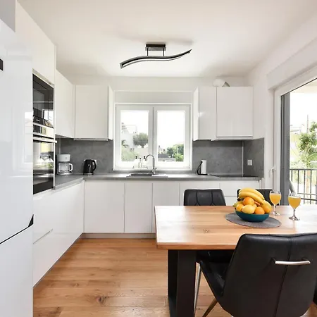 Apartment Garden Retreat - Free Parking & Cozy Yard 아파트