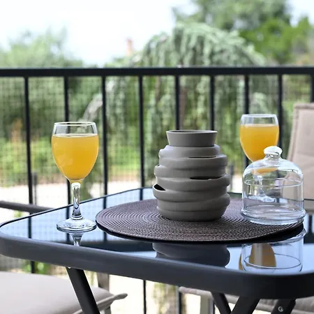 Apartman Garden Retreat - Free Parking & Cozy Yard Zadar