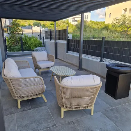 Garden Retreat - Free Parking & Cozy Yard Zadar