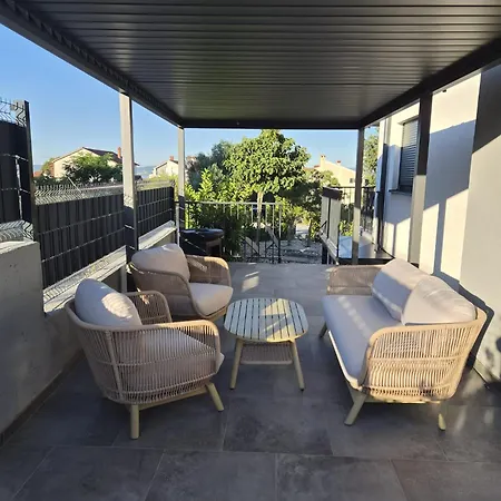 Garden Retreat - Free Parking & Cozy Yard Apartment