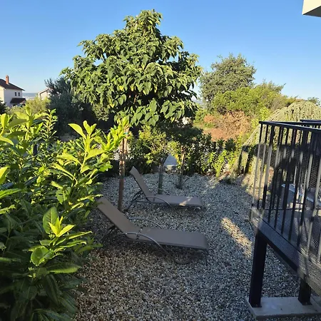 Garden Retreat - Free Parking & Cozy Yard Apartment *