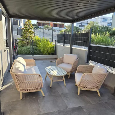 Garden Retreat - Free Parking & Cozy Yard