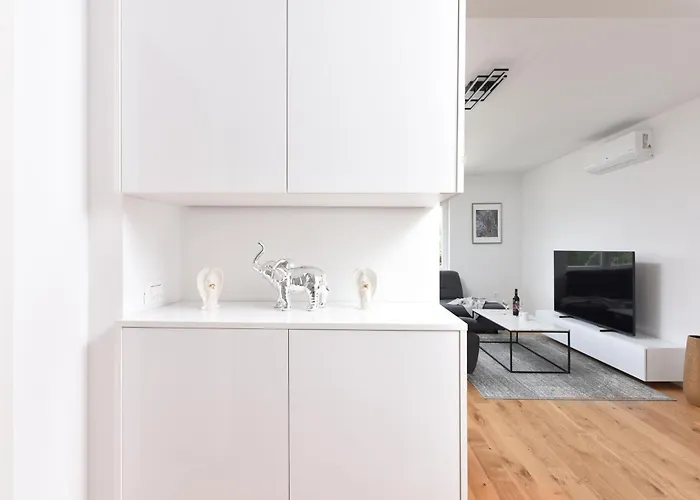 Apartment Garden Retreat - Free Parking & Cozy Yard * 자다르