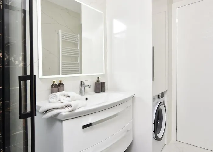 Apartment Garden Retreat - Free Parking & Cozy Yard 아파트 *