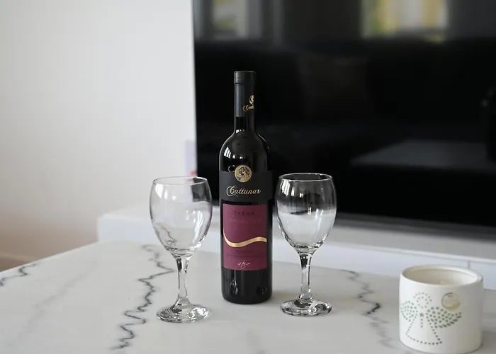 Apartment Garden Retreat - Free Parking & Cozy Yard * 자다르