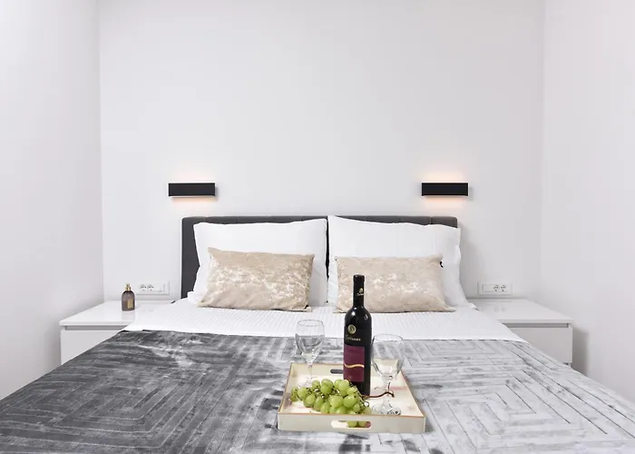 아파트 Apartment Garden Retreat - Free Parking & Cozy Yard