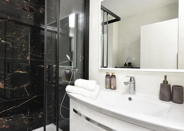 Apartment Garden Retreat - Free Parking & Cozy Yard 자다르