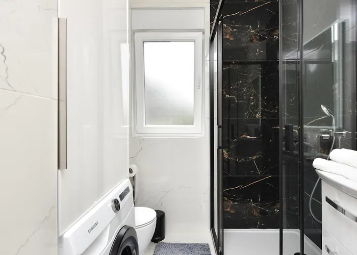 Apartment Garden Retreat - Free Parking & Cozy Yard 아파트