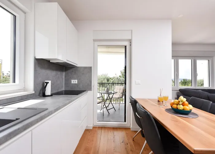 Apartment Garden Retreat - Free Parking & Cozy Yard 아파트 *