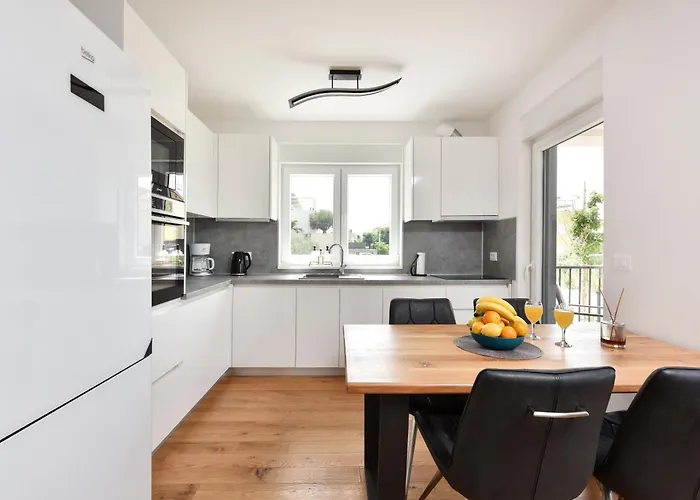 Apartment Garden Retreat - Free Parking & Cozy Yard 아파트