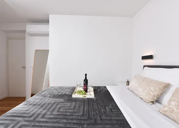 Apartment Garden Retreat - Free Parking & Cozy Yard