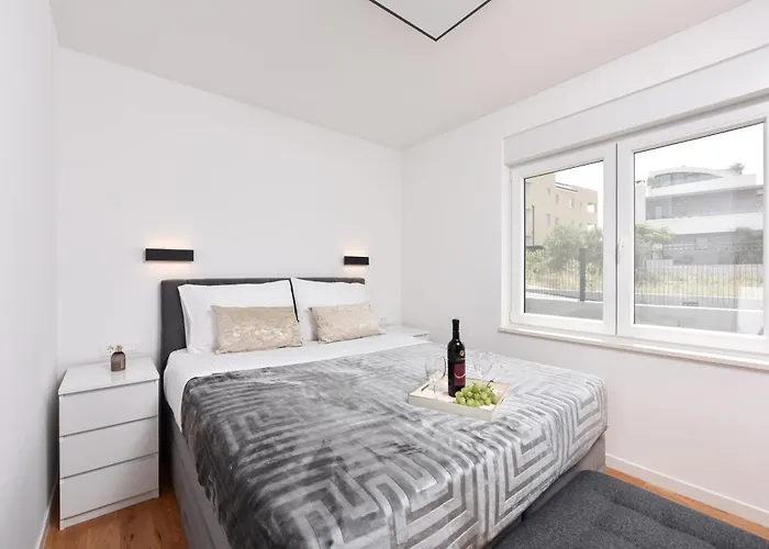 Apartment Garden Retreat - Free Parking & Cozy Yard 아파트