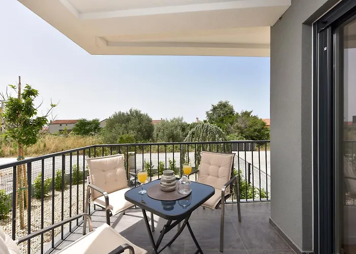 아파트 Apartment Garden Retreat - Free Parking & Cozy Yard