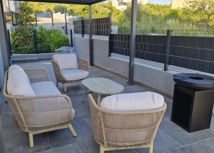 Apartment Garden Retreat - Free Parking & Cozy Yard 자다르