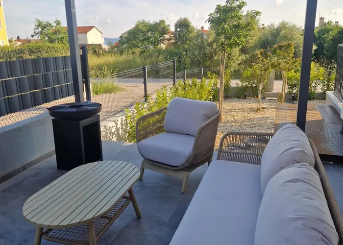 Apartment Garden Retreat - Free Parking & Cozy Yard * 자다르